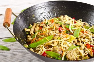 Chinesisches Essen aus der Wok-Pfanne sorgt oft für Völlegefühl, Sodbrennen oder Unwohlsein. Grund ist meist der Geschmacksverstärker Glutamat.