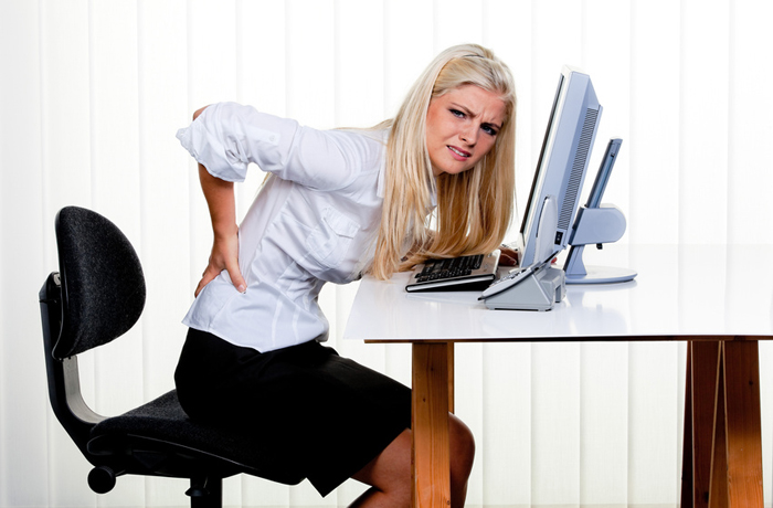 Eine falsche Sitzhaltung vor dem Computer verursacht häufig Rückenschmerzen. Richtigen, Ergonomie am Arbeitsplatz, orthopädische Bürostühle und Bewegungsübungen können helfen.