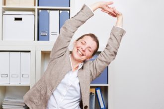 Einfache Fitness-Übungen helfen im Büroalltag gegen typische Beschwerden.
