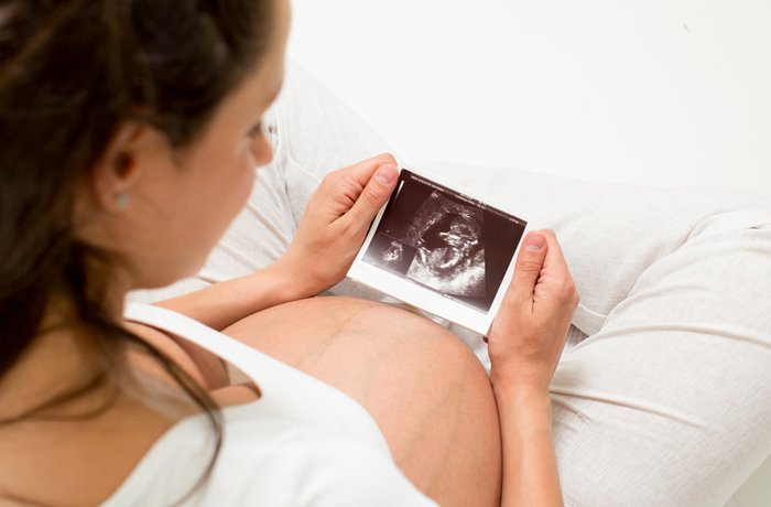 Ich freue mich auf mein Kind. Damit es gesund zur Welt kommt, sollten werdende Mütter während der ersten drei Monate der Schwangerschaft auf eine ausreichende Zufuhr von Folsäure achten.