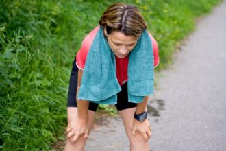 Bei einer Erkältung oder Grippe kann Joggen oder anderer Sport nicht nur erschöpfend sondern auch gefährlich sein