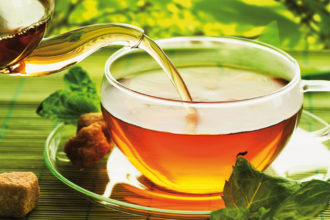 Grüner Tee ist beliebt und gesund: Da die Teeblätter nicht fermentiert werden, bleiben nahezu alle im frischen Blatt enthaltenen Wirkstoffe erhalten
