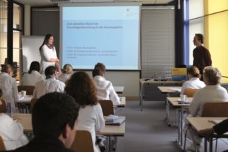 Vortrag zum wissenschaftlichen Stand der Grundlagenforschung zur Homöopathie von Dr. Stephan Baumgartner