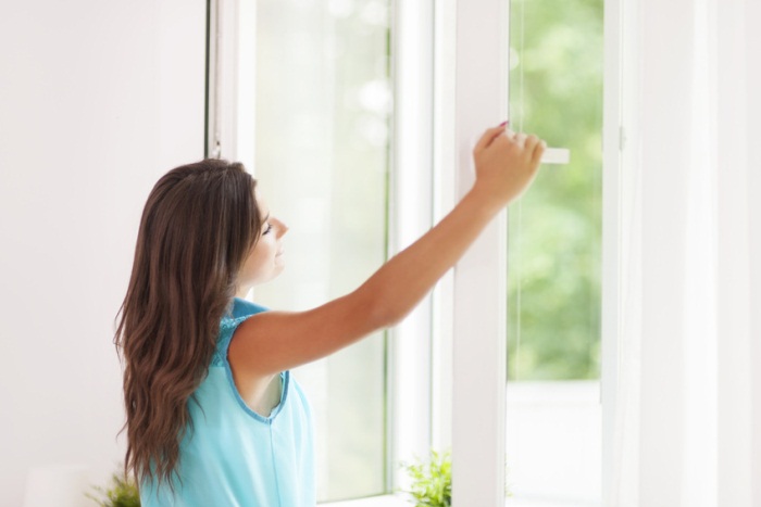 Zu trocken oder zu feucht: Die Luftfeuchtigkeit in der Wohnung kann mit einfachen Tipps gut reguliert werden und damit für ein angenehmes Raumklima sorgen.