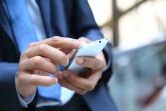 Wer draußen beim Laufen auf seinem Mobiltelefon liest oder eine SMS schreibt, setzt sich mehrfacher Gefahr aus