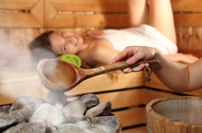 Der Wechsel von Wärme und Kälte in der Sauna regt den Kreislauf an und steigert die Durchblutung. Auch das Immunsystem wird gestärkt