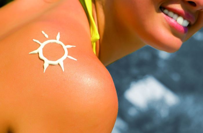 Vitamin D-Mangel oder Sonnenbrand? Richtig sonnenbaden und Sonnencreme können einen Kompromiss bieten. Wer besonders sonnenempfindlich ist oder die Sonne meiden soll, kann von Vitamin D-Präparat profitieren