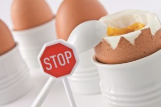 Zehn Eier täglich wären nötig, um den Körper mit ausreichend Vitamin D zu versorgen. Stattdessen sollte jedoch auf Ergänzungsmittel zurück geriffen werden
