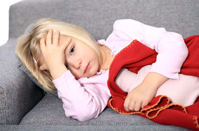 Kopfschmerzen bei Kindern haben unterschiedliche Ursachen. Bei hohem Fieber, zusätzlicher Nackensteife und Erbrechen sollten Eltern mit ihrem Kind aber so schnell wie möglich zum Kinderarzt