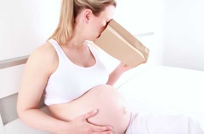 Vor allem im ersten Drittel der Schwangerschaft klagen viele Werdende Mütter über Übelkeit. Vitamin B6, Ingwer und Akupressur können helfen