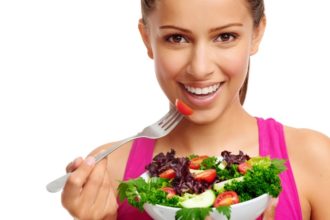 Veganer verzichten nicht nur auf Fleisch sondern auch auf Milch und Eier sowie daraus hergestellte Produkte. Daher müssen sie besonders auf eine ausgewogene Nährstoffzufuhr achten