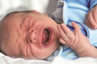 Ob ihr Baby richtig hört, können Eltern bei einem Hörtest überprüfen lassen. Die Untersuchung sollte in den ersten Lebenstagen erfolgen