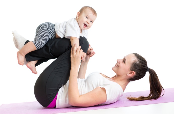 Gemeinsame Übungen beim Kangatraining fordern Mutter und Kind gleichermaßen