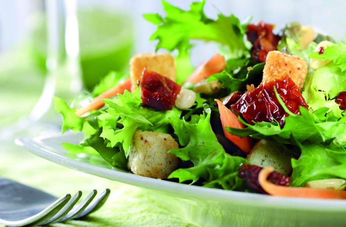 Gründer Salat ist reich an Folsäure. Endivie beispielsweise bietet 218 Mikrogramm Folat pro Portion.