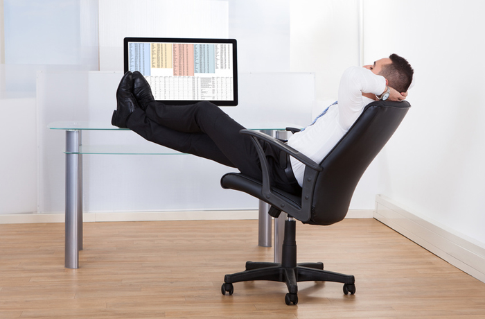 Wer lange sitzt, etwa vor dem Computer am Arbeitsplatz, riskiert seine Gesundheit. 
