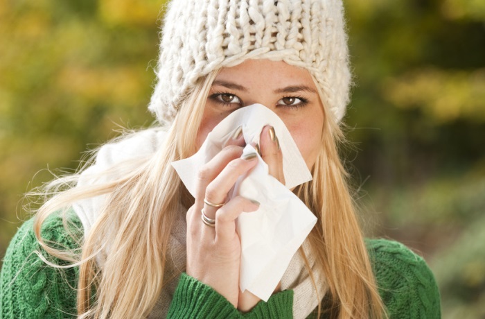 Wer erkältet ist, überträgt seine Viren an Mitmenschen durch Niesen oder über Gegenstände. Gründliches Händewaschen kann vermeiden, krank zu werden
