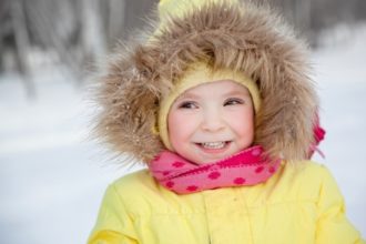 Kinder haben häufig eine Erkältung, weil das Immunsystem viele Erreger nicht kennt. Mit geeigneten Maßnahmen lässt sich vermeiden, dass Kinder übermäßig anfällig sind