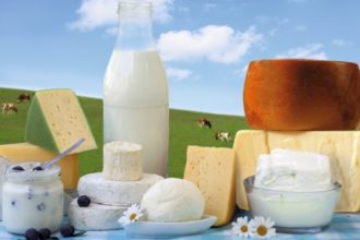 Scheint die Sonne, wie jetzt im Winter, eher selten, hilft vor allem eine Vitamin D-reiche Ernährung oder Vitamin-Präparate