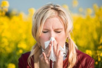 Wirksame Pollenallergie-Behandlung: Bei Heuschnupfen hält die Homöopathie zur Linderung verschiedene Mittel bereit und kann gute Erfolge erzielen.