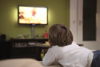 Wenn Kinder vor dem Zubettgehen fernsehen, bekommen sie eher Einschlafprobleme. Das haben Wissenschaftler in einer Studie herausgefunden.