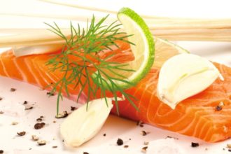 Für eine ausreichende Versorgung mit Vitamin D sorgt nicht nur Sonnenlicht sondern auch entsprechende Lebensmittel wie zum Beispiel Lachs