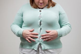 Immer mehr jüngere Frauen sind übergewichtig. Einer der Gründe könnte sein, dass sie in bestimmten Lebensphasen zu Insulinresistenz neigen.