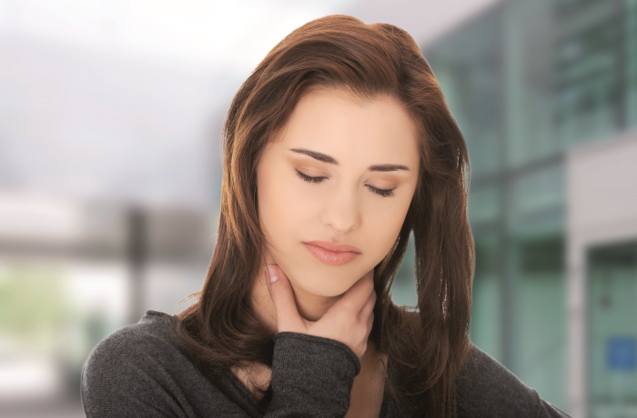 In der Herbstzeit nehmen Erkältungen zu. Halsschmerzen sind besonders unangenehm. Jedoch kann in vielen Fällen die Homöopathie helfen. 