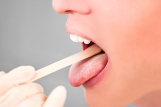 Verbirgt sich hinter dem Zungenbrennen ein Vitamin-B12-Mangel, kann dieser mit Vitamin B12 substituiert werden.