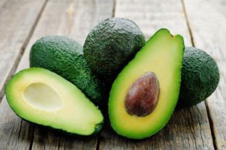 Avocado enthält viel Fett, ihre Kohlenhydrate jedoch versorgen Nerven und Gehirnzellen mit Energie – eine gute Hilfe gegen Stress.
