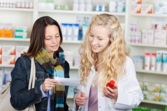 Apothekerin Christine Schubert erzählt in „Homöopathie entdecken“ von ihrer Patientenberatung rund um homöopathische Arzneimittel.