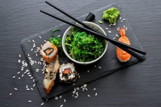 Speisealgen sind meist Makroalgen. Zu Blättern gepresst sorgen sie z.B. dafür, dass Sushi-Rollen nicht auseinanderfallen.