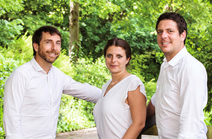Mathias, Sarah und Marcus Hevert (v.l.) setzen mit der Stiftung ein Zeichen für nachhaltiges wohltätiges Engagement.