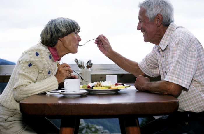Senioren sollten beim Essen auf eine ausreichende Nährstoffzufuhr achten, um einem Nährstoffmangel vorzubeugen.
