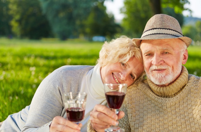 Menschen, die von Histaminintoleranz betroffen sind, greifen besser zu Weißwein als zu Rotwein. | Bild: Robert Kneschke – Fotolia 
