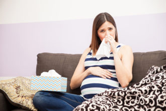 Bei der medikamentösen Behandlung von Erkältungen in der Schwangerschaft und Schnupfen allgemein sollten Schwangere vorsichtig sein.