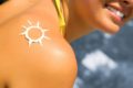 Ab einem UV Index von 3 sollte die Haut generell mit einem Sonnenschutzmittel geschützt werden. 10 bis 15 Minuten täglich darf die Haut aber auch ungeschützt und unbedeckt Sonne tanken. Denn sonst funktioniert trotz Sonne die Vitamin D-Produktion nicht. Wer sich nur mit Sonnenschutzmittel in die Sonne wagt, riskiert auch im Sommer einen Vitamin D-Mangel. Deshalb ist es ratsam, für kurze Zeit mindestens 25 Prozent der Haut auch mal unbedeckt und nicht eingecremt zu sonnen.