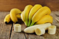 Bananen enthalten natürlichen Zucker als Energiequelle, Kalium, Magnesium, Vitamin B6 und Tryptophan. Ihre vielen Ballaststoffe sind außerdem gut für Darmtätigkeit. So helfen Bananen bei Verstopfung ebenso wie bei Durchfall.