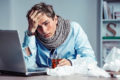 Was tun bei häufiger Erkältung? Zum Beispiel die Belastungssituation am Arbeitsplatz überprüfen. Stress kann das Immunsystem belasten und die Erkältungsanfälligkeit erhöhen.