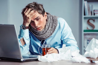 Was tun bei häufiger Erkältung? Zum Beispiel die Belastungssituation am Arbeitsplatz überprüfen. Stress kann das Immunsystem belasten und die Erkältungsanfälligkeit erhöhen.
