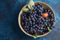 Antioxidantien – essen Sie dunkle viele Früchte, wie Aronia- oder Blaubeeren