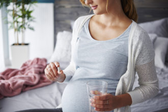 Besonders gravierend ist ein Folsäuremangel in der Schwangerschaft. Er stört nicht nur die körperliche und geistige Entwicklung des Kindes, sondern wird auch für Fehlbildungen wie die gefürchteten Neuralrohrdefekte verantwortlich gemacht.